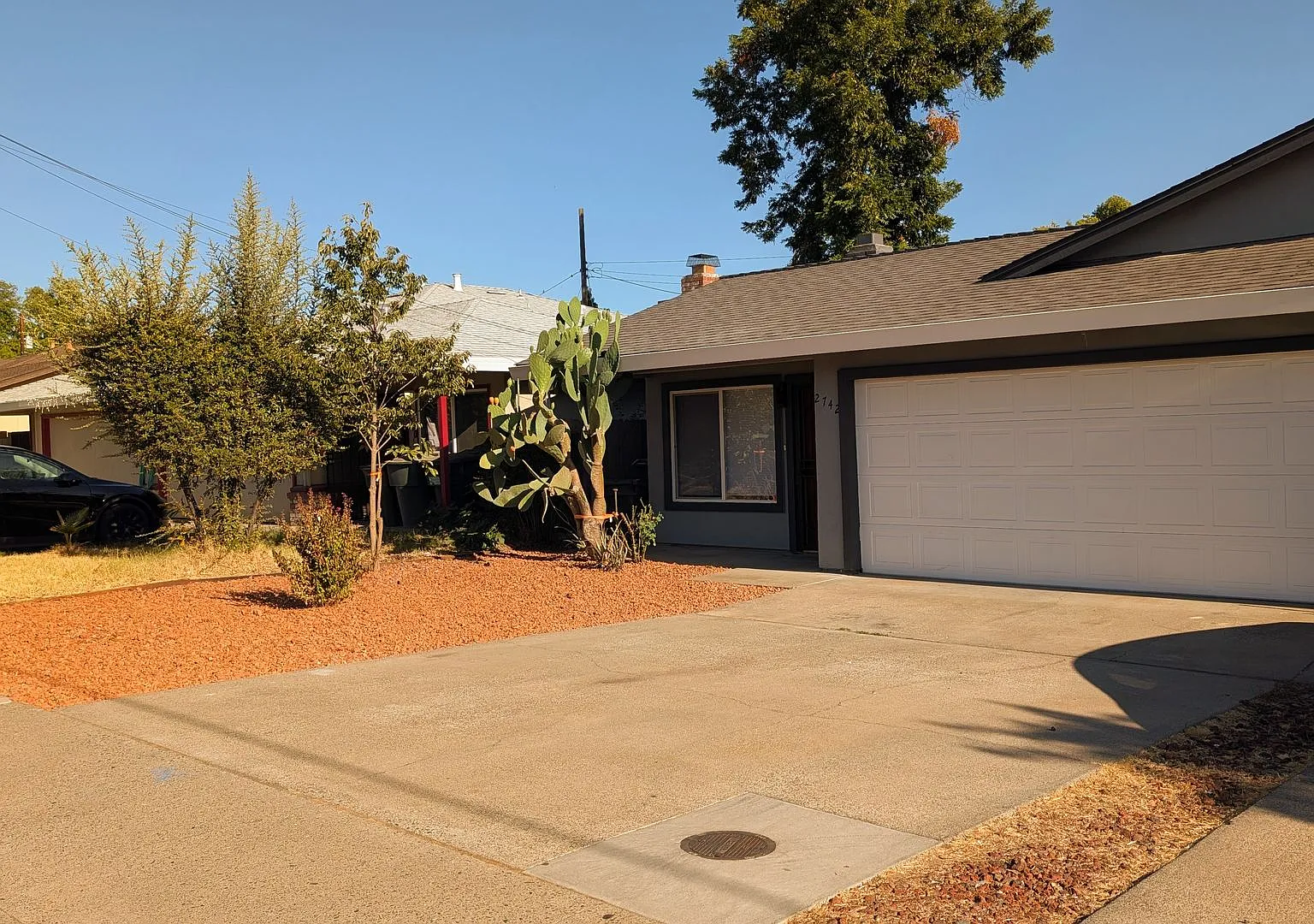 Beautifully Remodeled 2bd / 1bth Duplex W/ 2 Car Garage! — Photo 2