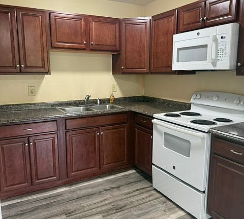 2nd image of 47 Hill St APT 1