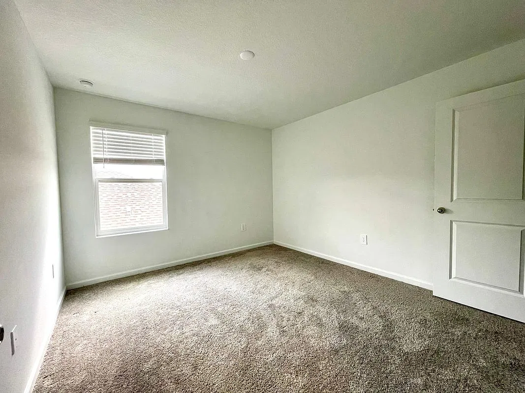 5 bed, 2.5 bath, 2370 sqft, $2,600 — Photo 4