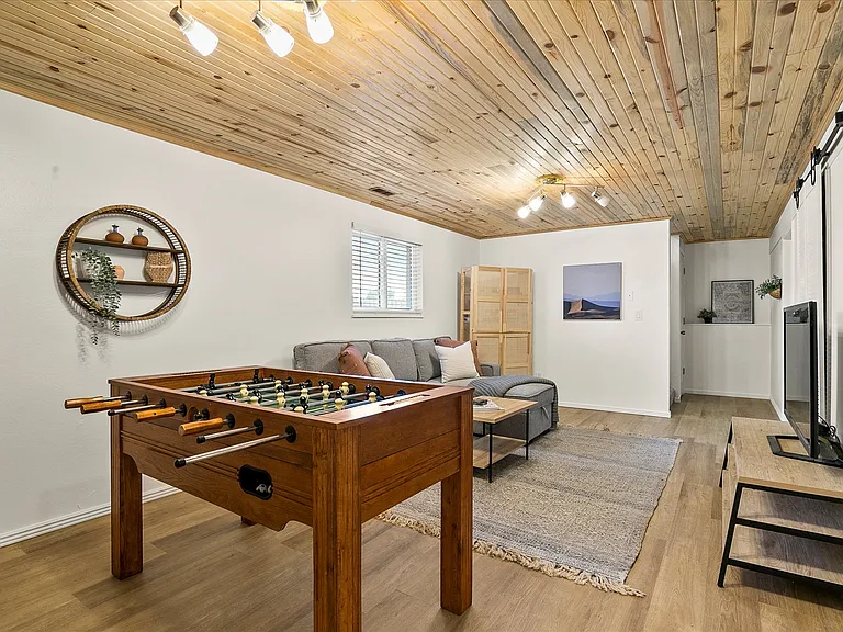 144 Franklyn Ave — Photo 25