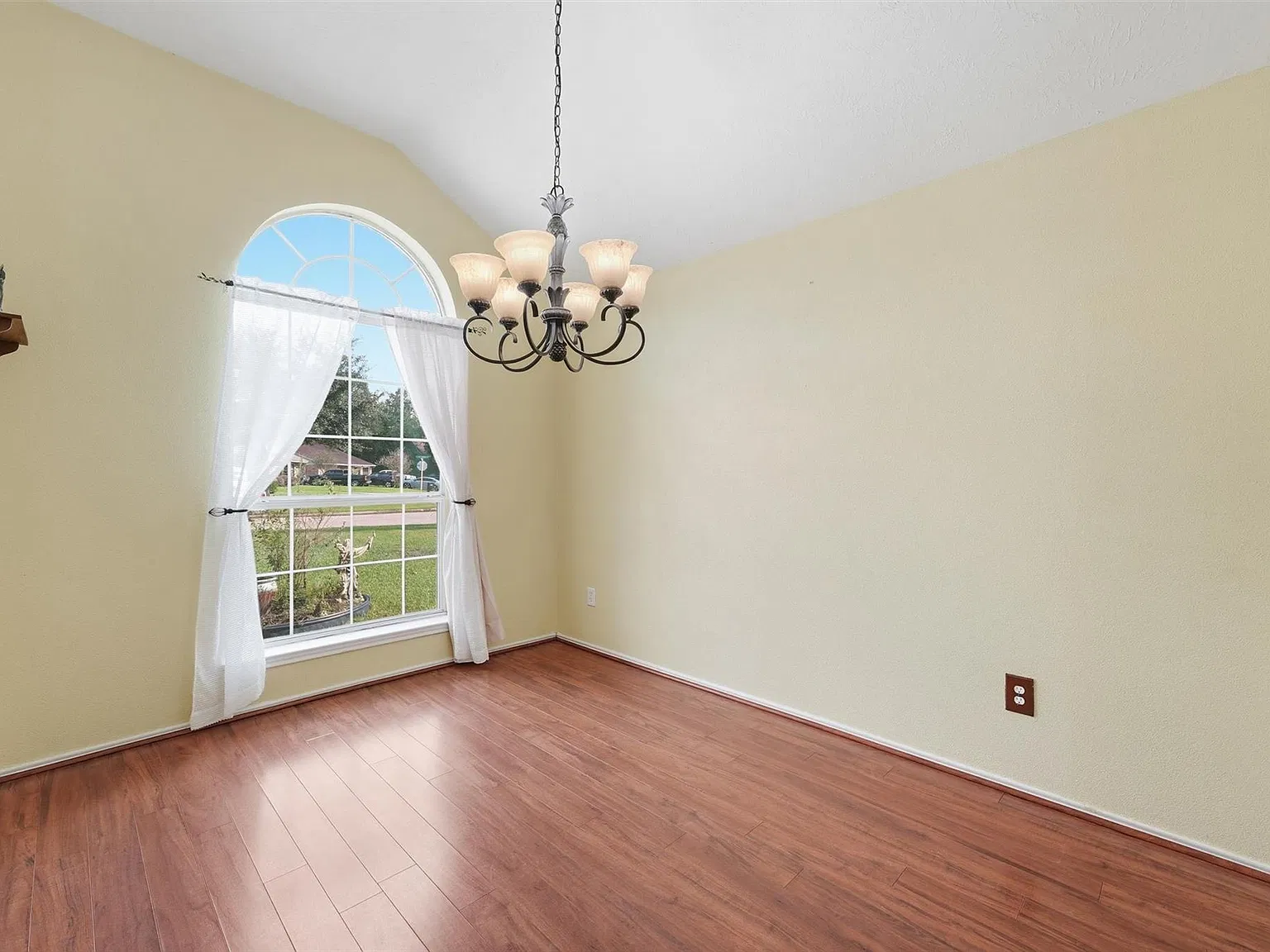 3 bed, 2.0 bath, 1537 sqft, $1,800 — Photo 4