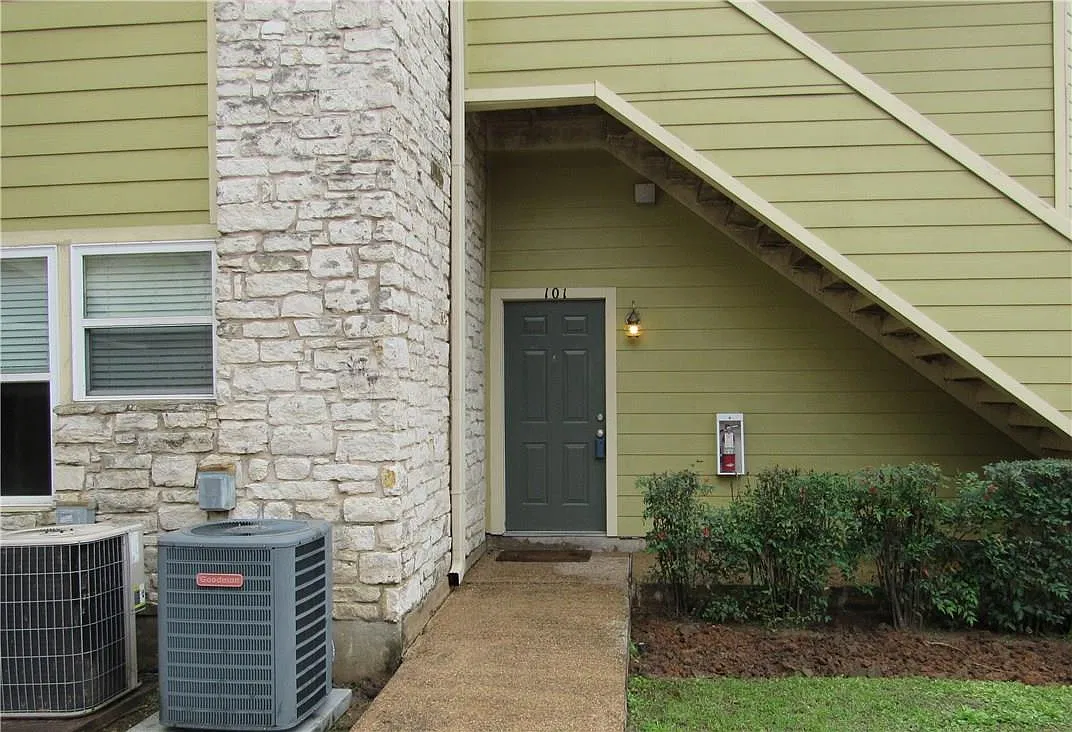 2 bed, 2.0 bath, 919 sqft, $1,895 — Photo 2