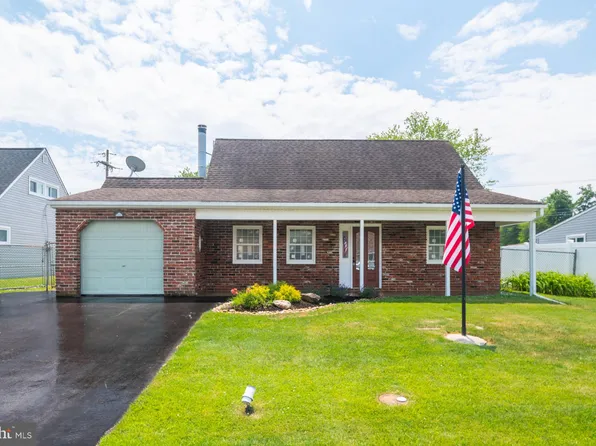 49 Mintleaf Rd, Levittown, PA 19056