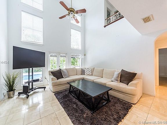 3rd image of 1431 Venetia Ave