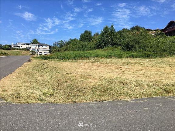 Completely cleared corner lot in the quiet neighborhood of Driftwood Key. 