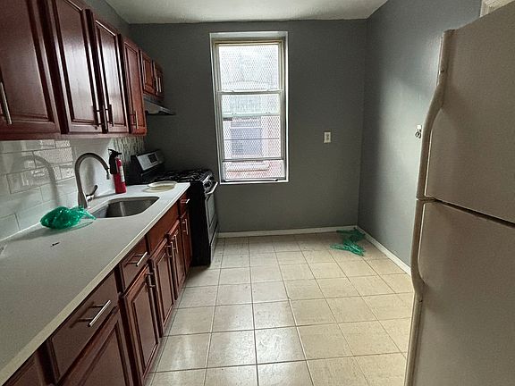 4th image of 1558 Park Pl #2R