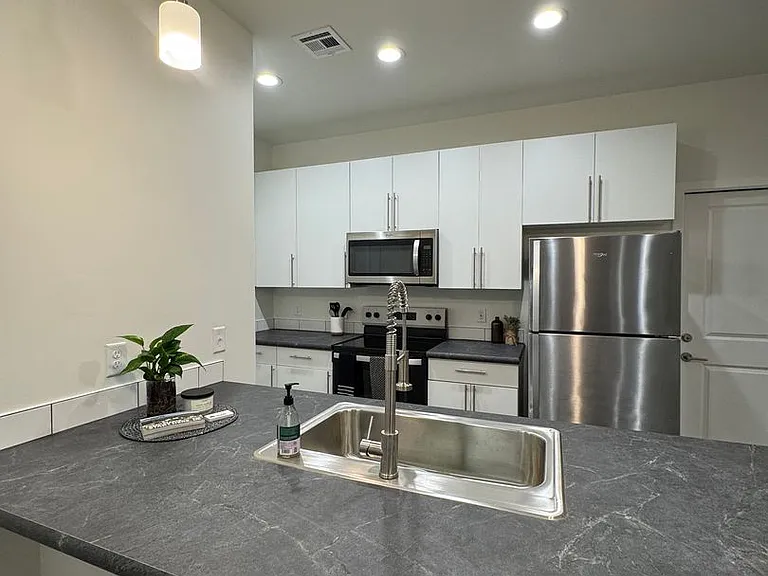 Bellaire Lofts — Photo 19