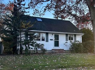 312 Kurzon Rd, West Islip, NY 11795