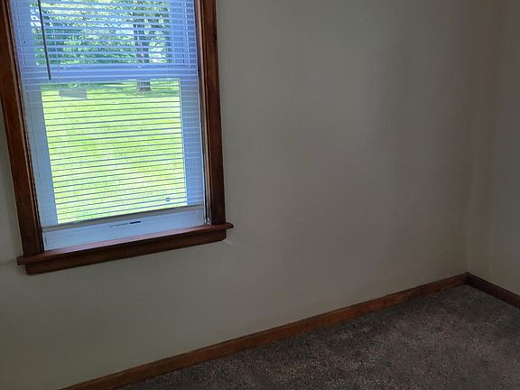 5th image of 328 Lawrence Ave