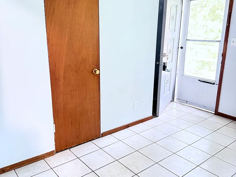 1634 Merrill Ave — Photo 4
