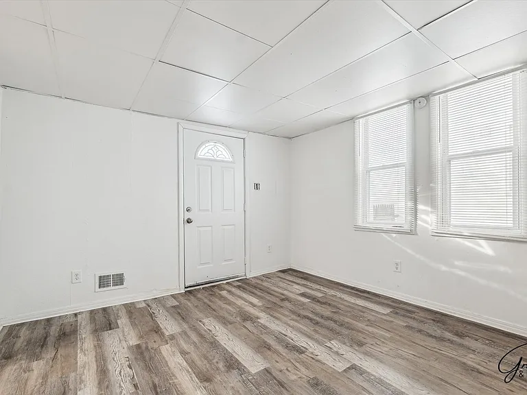 2615 Emmons Ave — Photo 6