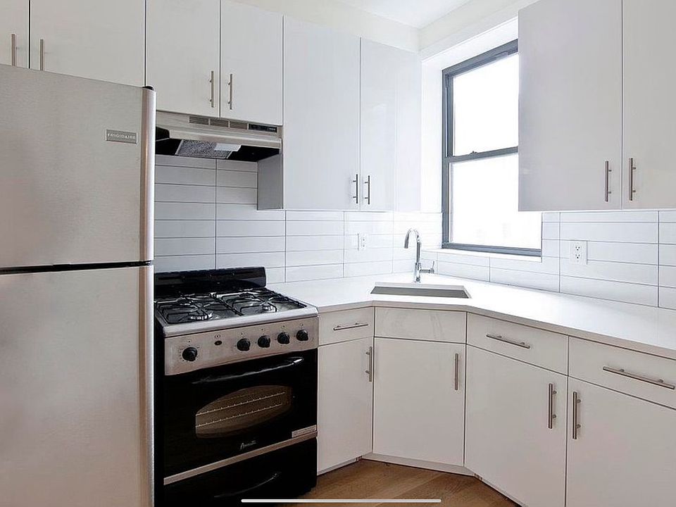 1st image of 375 Chauncey St APT 3R