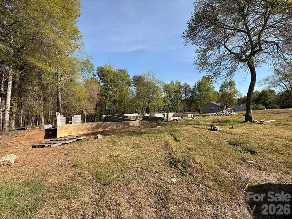 5750 Poovey Dr, Granite Falls, NC 28630