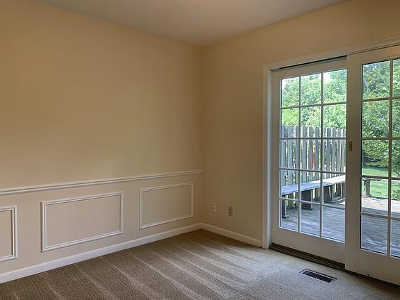4th image of 530 Bainbridge Dr