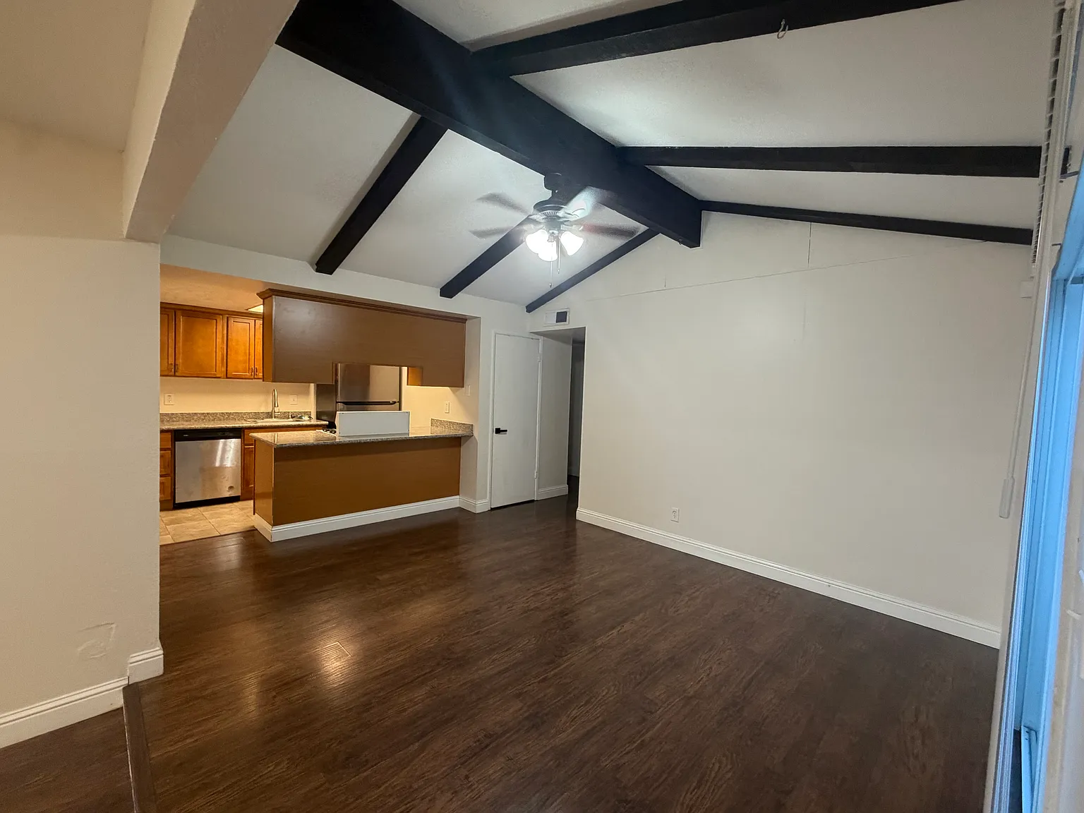 2 bed, 1011 sqft, $2,300 — Photo 4