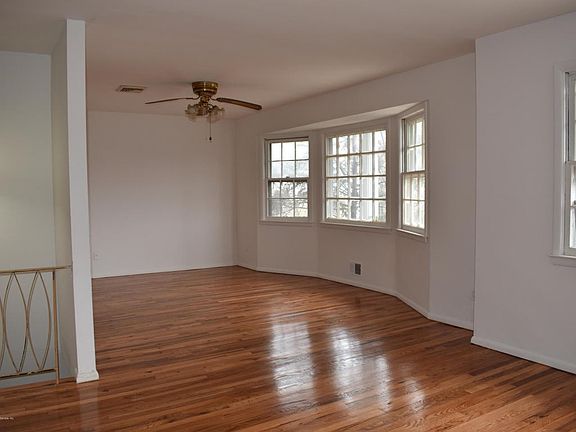 5th image of 27 Vermont Ct