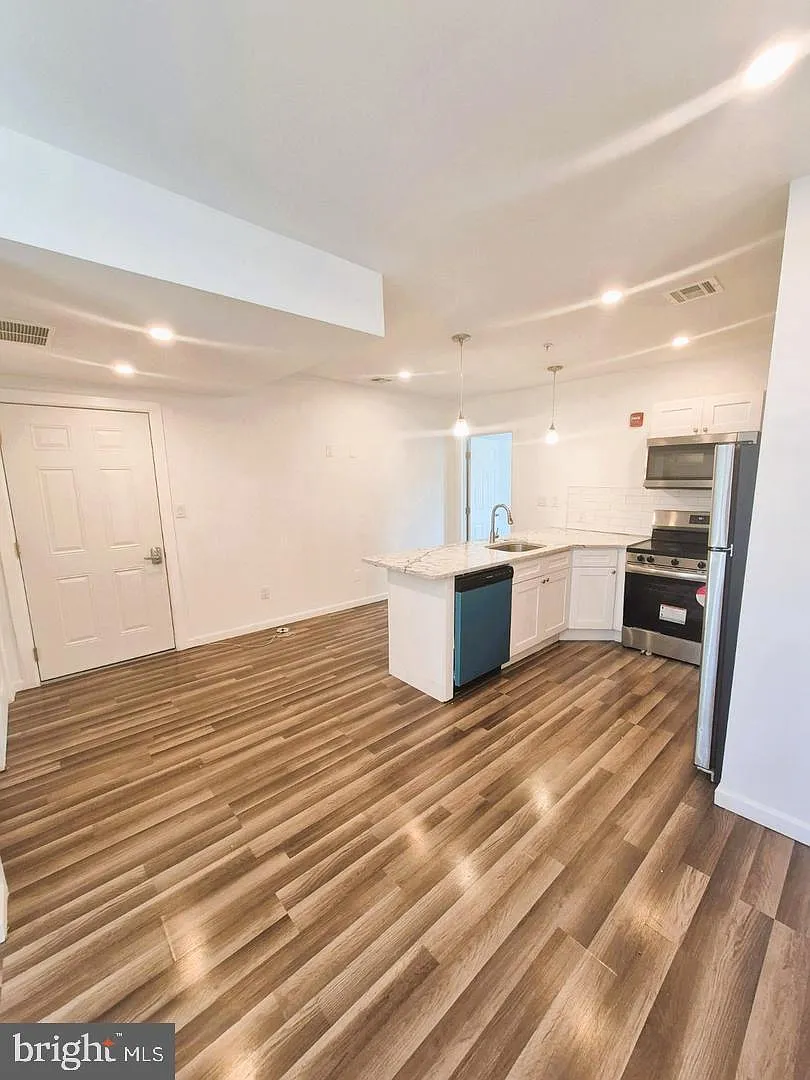 2 bed, 2.0 bath, 1000 sqft, $1,250 — Photo 2