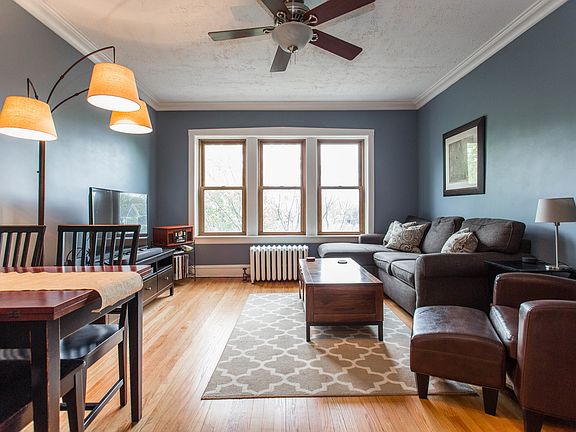 2nd image of 2051 W Ainslie St #3W