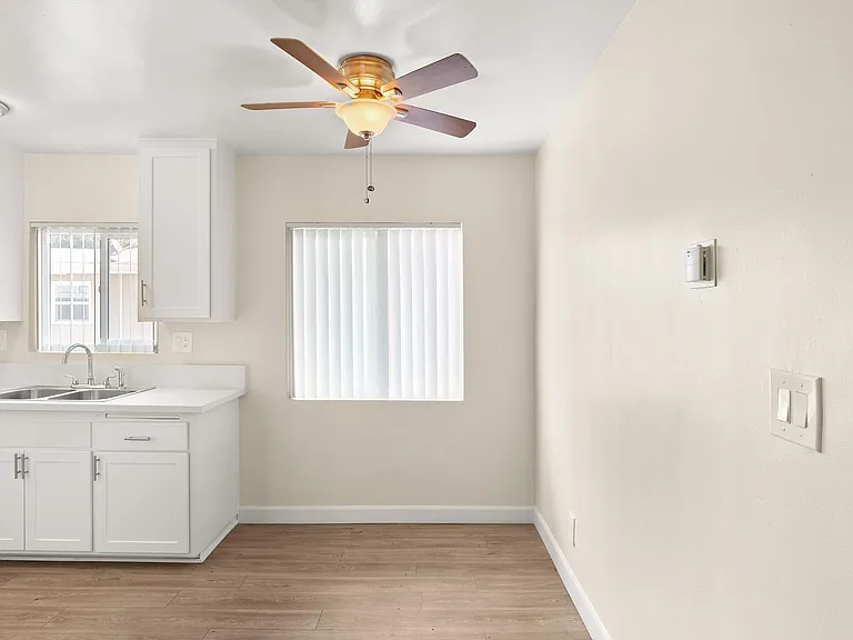 Melrose Place Apartments — Photo 46