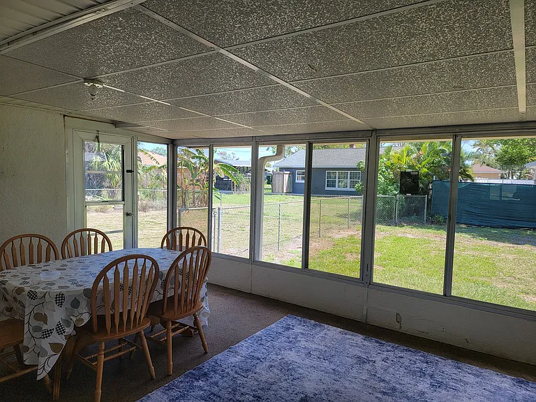 219 Crescent Ct E — Photo 24