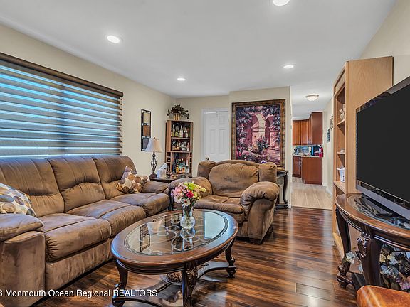 3rd image of 723 Vivian Drive