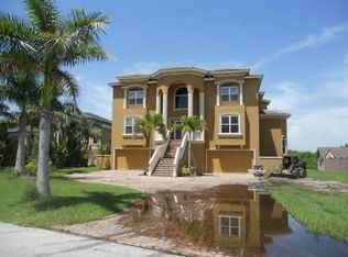 8800 Commodore Dr, Seminole, FL 33776