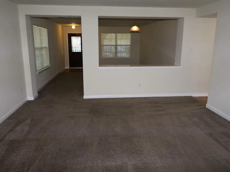 15611 Leeds Ln — Photo 4