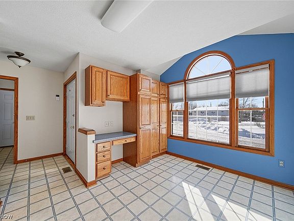 5th image of 300 Fredricksburg Ct NE