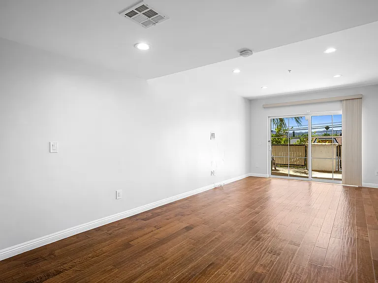 6800 Corbin Ave #106 — Photo 5