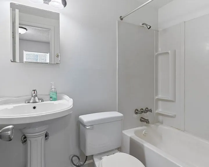Balsam Avenue Apartments - The Courts — Photo 25