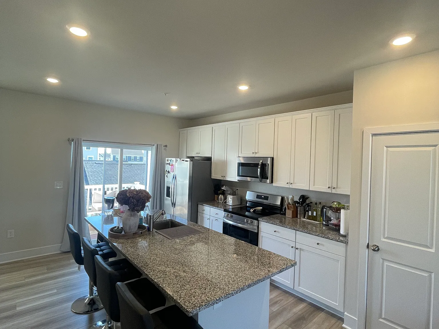 4 bed, 3.5 bath, 2352 sqft, $3,300 — Photo 4