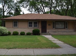 1353 Meadow Lark Ln, Waukesha, WI 53188