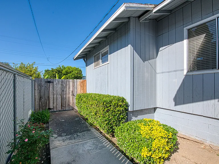 2434 Yerba St — Photo 31