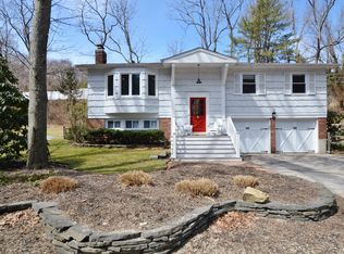 118 Fleets Cove Rd, Huntington, NY 11743