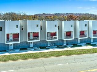 1744 S Razorback Rd, Fayetteville, AR 72701