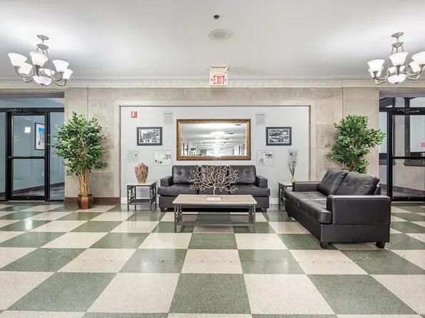 Commodore Perry Apartments