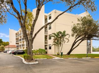 118 Lake Emerald Dr, Oakland Park, FL 33309