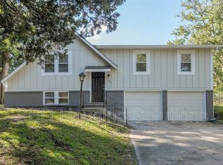 400 NE Castle Dr, Lees Summit, MO 64086