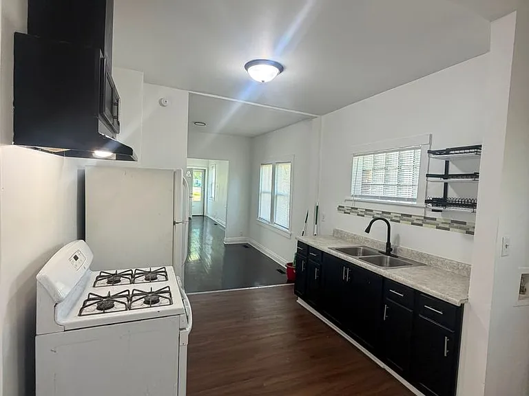 2435 Diamond Ave — Photo 4