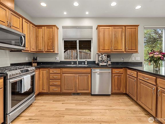 5th image of 3723 Lincoln Court NE