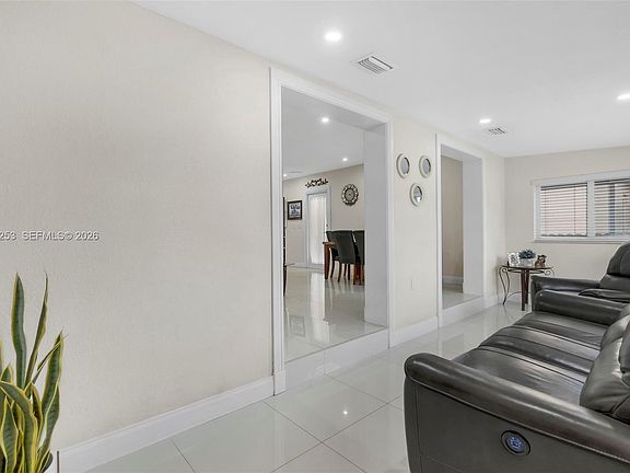 4th image of 142 W 35th St