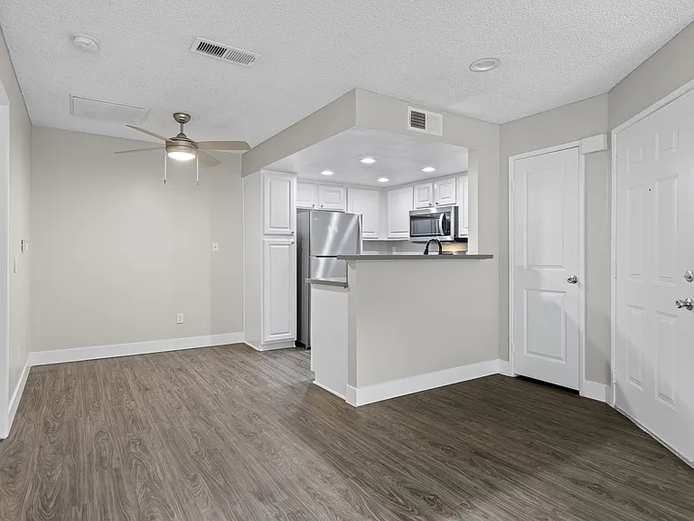 BROOKWOOD VILLAS — Photo 19