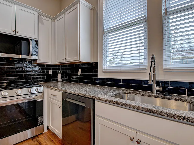 1420 Commerce St — Photo 30