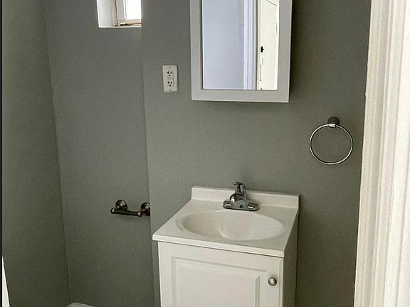 4th image of 325 37th St #4
