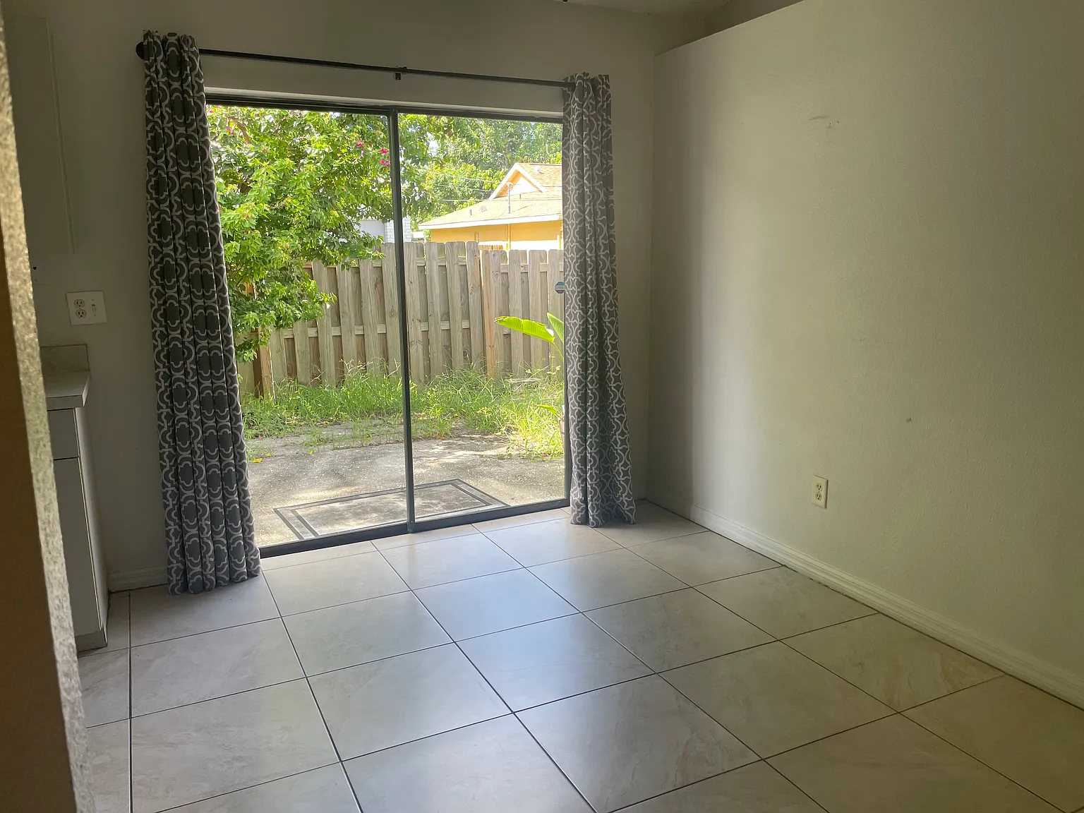 3 bed, 1077 sqft, $2,200 — Photo 3