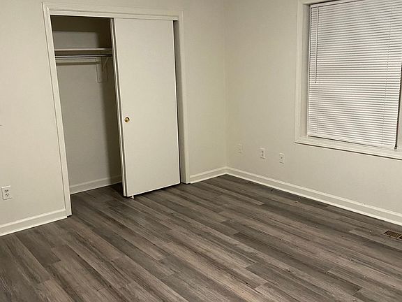 5th image of 7 E Castle Dr