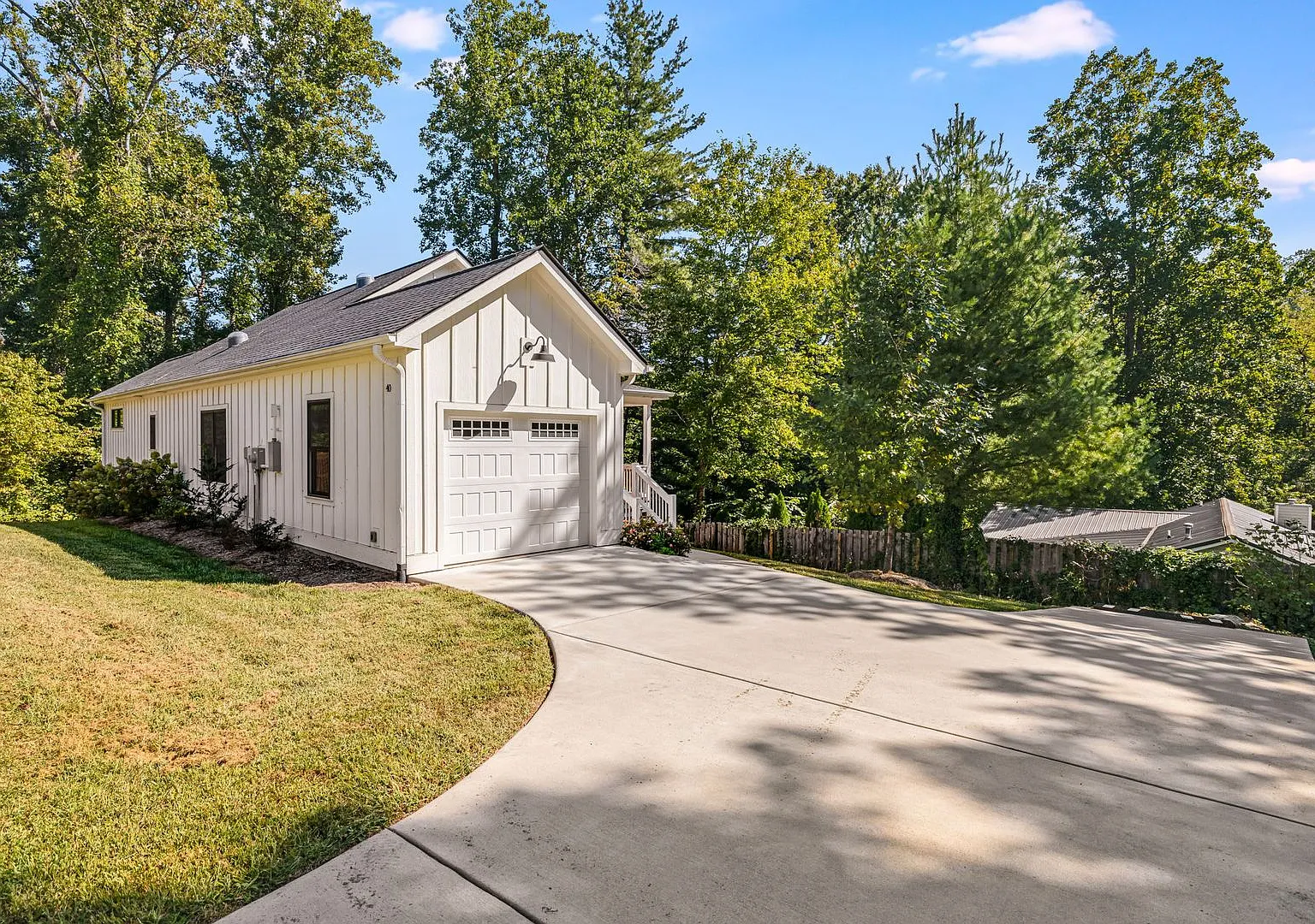 Modern 3-Bedroom Home in Rangeley Cottages — Photo 2