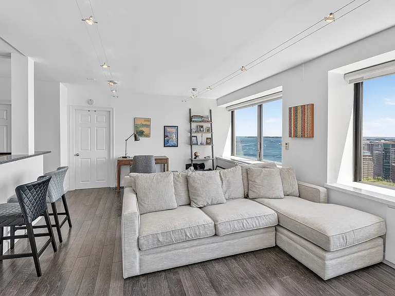 85 E India Row #33E — Photo 2