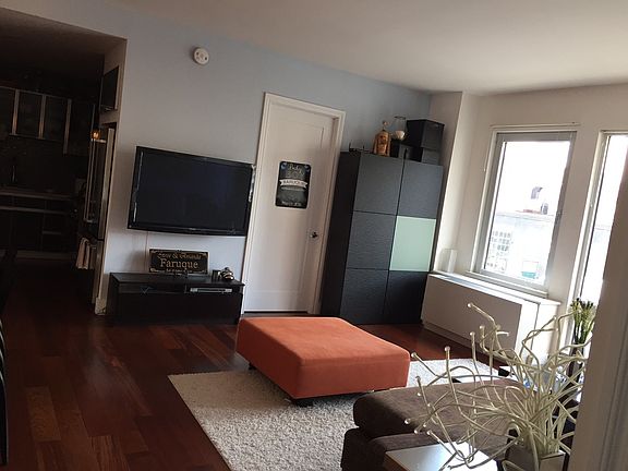 3rd image of 1046 Jackson Ave #2B