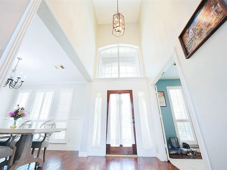 2422 Lansing Cir — Photo 2